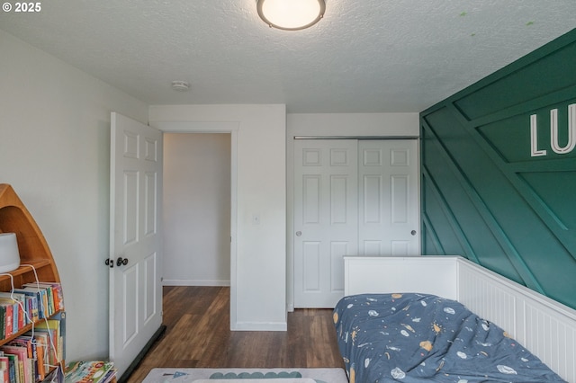 2261 Fulton Pl SE, Albany, OR 97322 - bedroom with wood finished floors, a textured ceiling, a closet, and baseboards