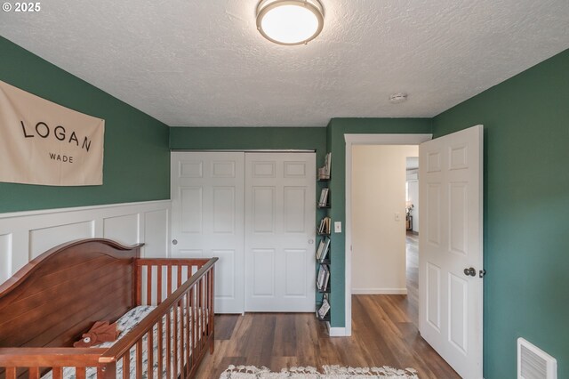 2261 Fulton Pl SE, Albany, OR 97322 - bedroom with wood finished floors, a closet, a textured ceiling, and a wainscoted wall