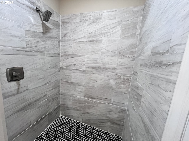 bathroom featuring a tile shower