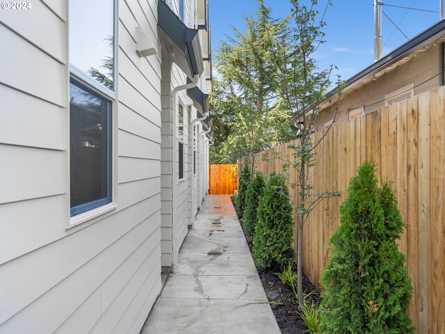 Listing photo 2 for 8480 N Willamette Blvd Unit 3, Portland OR 97203