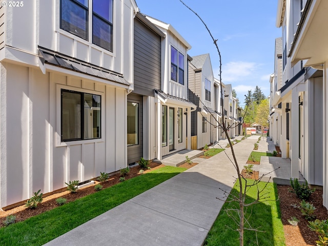 view of property's community featuring a residential view
