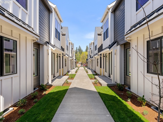 view of property's community featuring a residential view