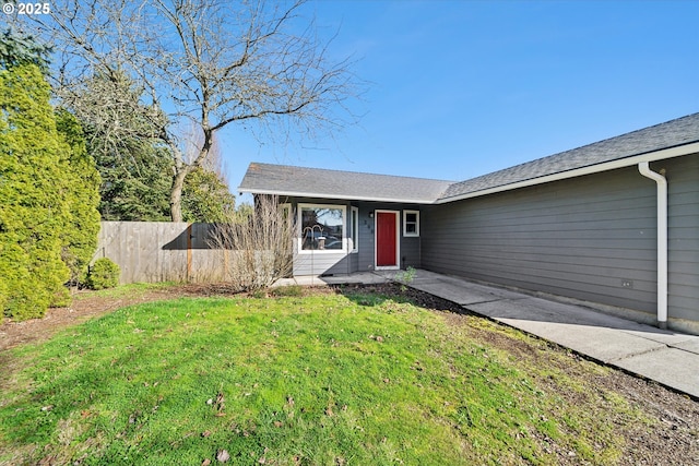 view of front of home featuring fence and a front yard