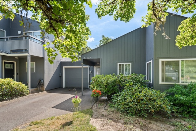 17622 NW Rolling Hill Ln, Beaverton, OR 97006 - view of front facade featuring driveway, a garage, and a balcony