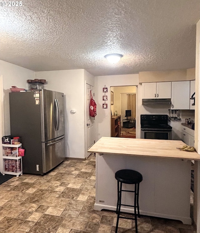 kitchen with a breakfast bar area, appliances with stainless steel finishes, a textured ceiling, white cabinets, and kitchen peninsula