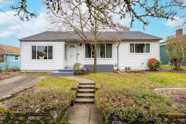 single story home with a front lawn