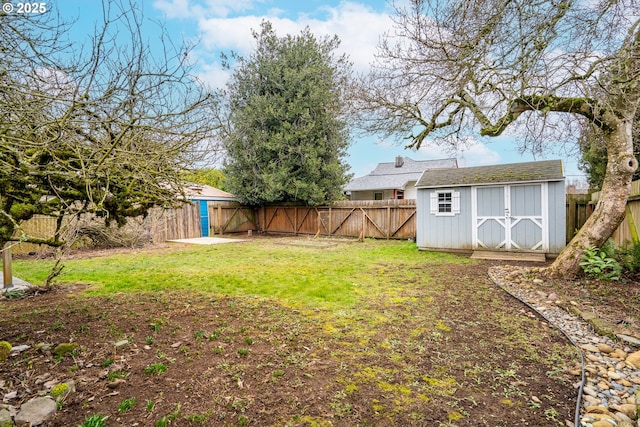 view of yard with a storage unit