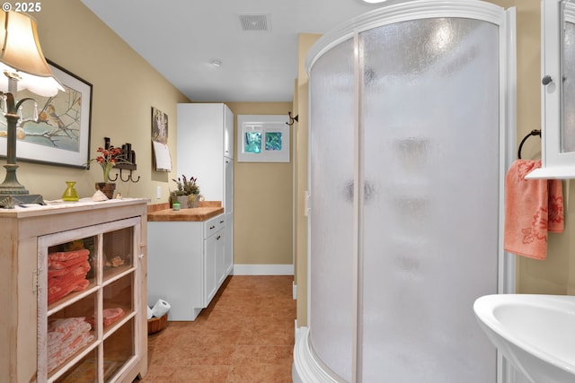 6027 View Loop, Florence, OR 97439 - bathroom featuring a shower stall and vanity