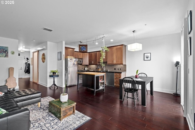 838 SE 38th Ave Unit 311, Portland, OR 97214 - living area with baseboards and dark wood-type flooring