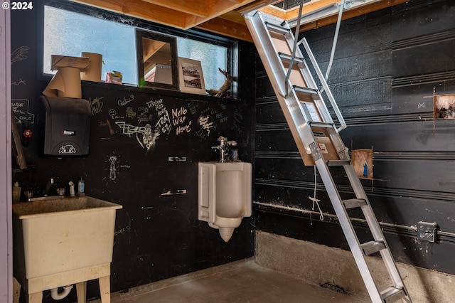 bathroom featuring concrete flooring and sink