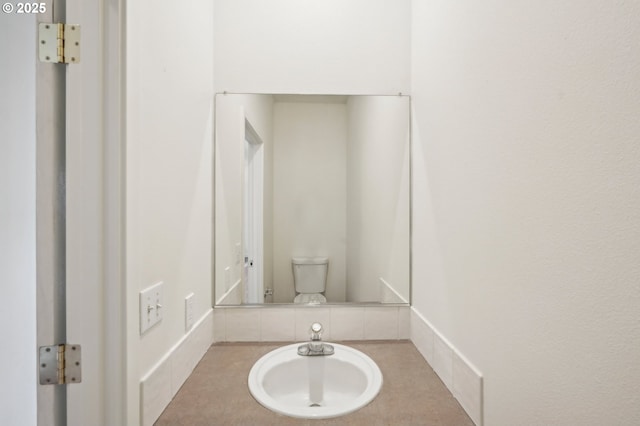 bathroom featuring a sink and toilet