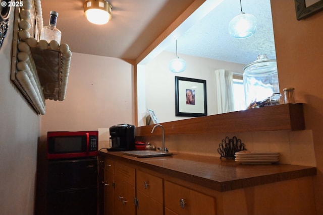 7811 NE 78th St, Vancouver, WA 98662 - interior space with dark countertops, refrigerator, and a sink