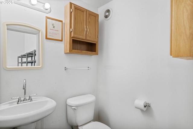 301 Chinook St, Molalla, OR 97038 - half bath featuring a sink and toilet