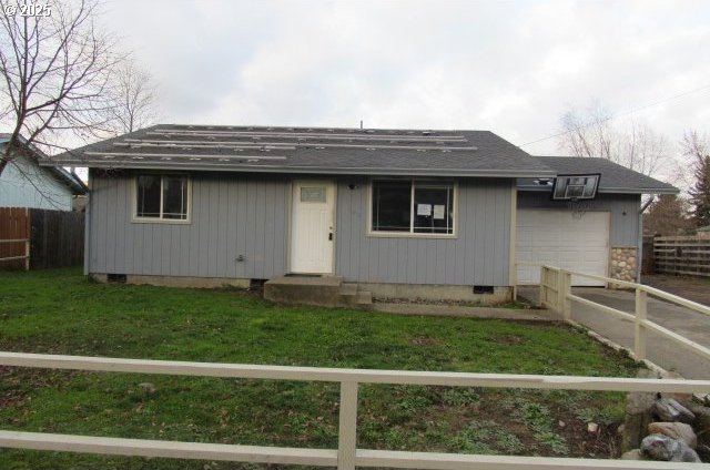 view of front facade featuring a garage and a front yard