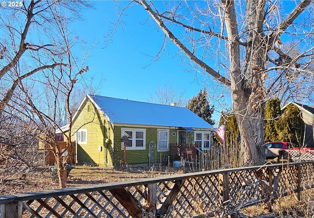 view of front of property with a fenced front yard