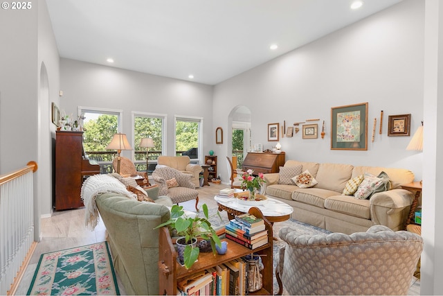 161 Single Pine Ln, Winchester, OR 97495 - living area featuring arched walkways and recessed lighting