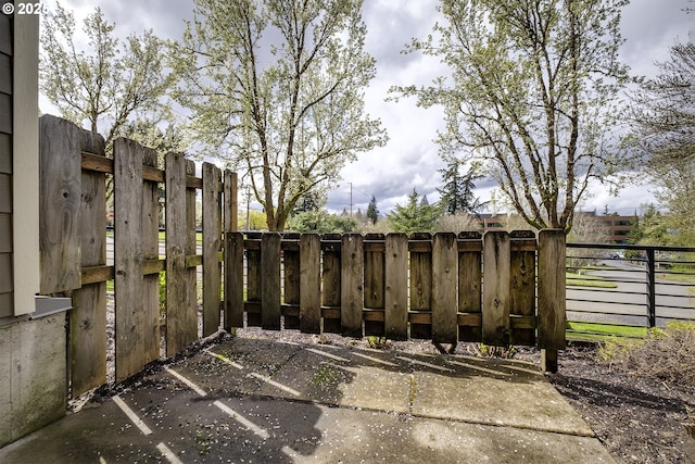 7197 SW Sagert St Unit 103, Tualatin, OR 97062 - view of yard with fence