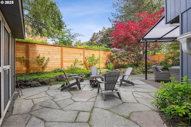 7330 SW Kelsi Ct, Portland, OR 97223 - fenced backyard featuring a patio