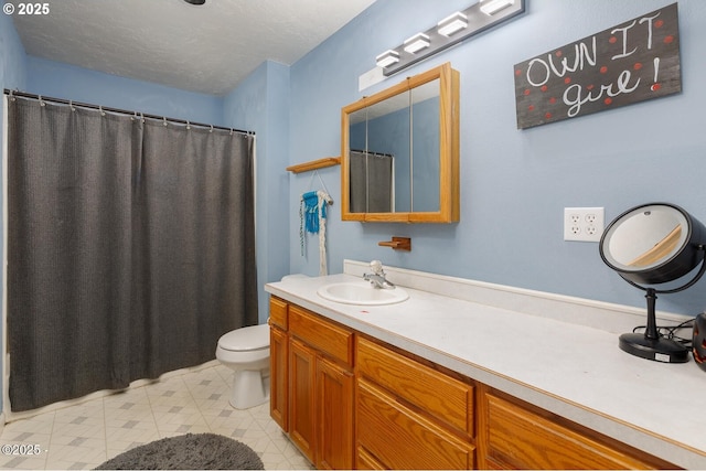 bathroom featuring vanity, toilet, a shower with shower curtain, and a textured ceiling