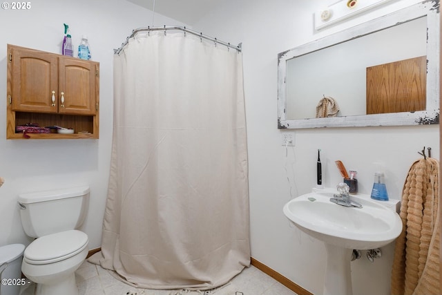 bathroom featuring tile patterned flooring, a shower with curtain, and toilet