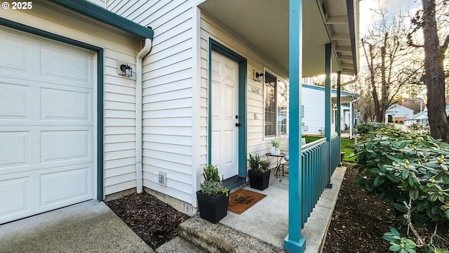 entrance to property featuring covered porch