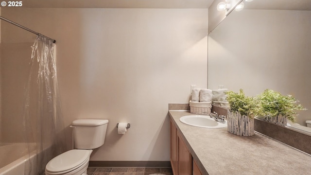 full bathroom featuring toilet, baseboards, shower / tub combo with curtain, and vanity