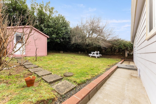 view of yard featuring an outbuilding