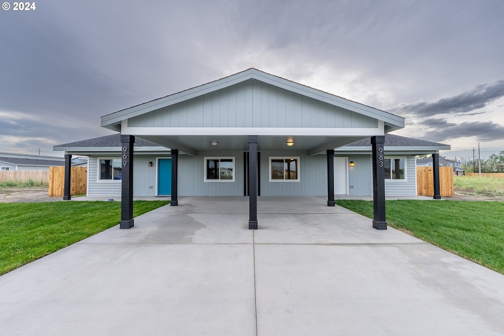 view of front of home featuring a front lawn and a carport