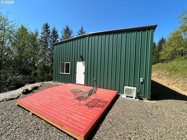view of outdoor structure featuring an outbuilding