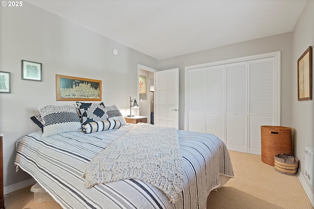 bedroom featuring carpet floors, baseboards, and a closet