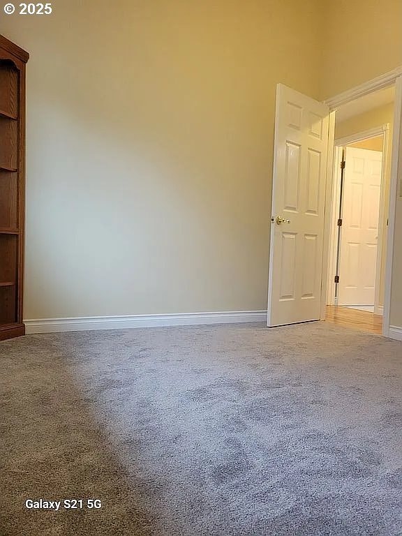 2525 Pine St, Seaside, OR 97138 - unfurnished room featuring baseboards and light carpet