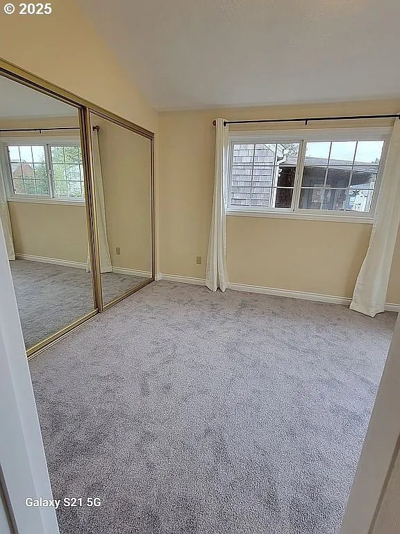 2525 Pine St, Seaside, OR 97138 - unfurnished bedroom featuring carpet flooring, baseboards, and a closet