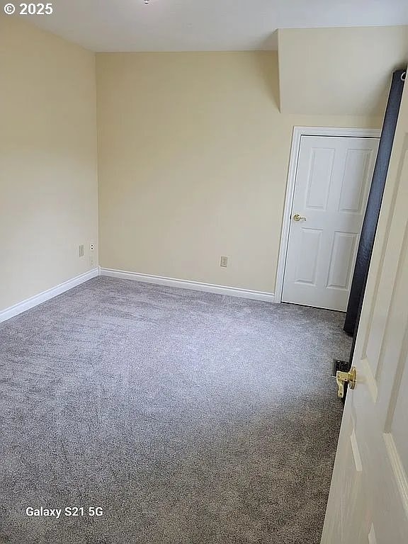 2525 Pine St, Seaside, OR 97138 - unfurnished room featuring carpet flooring and baseboards