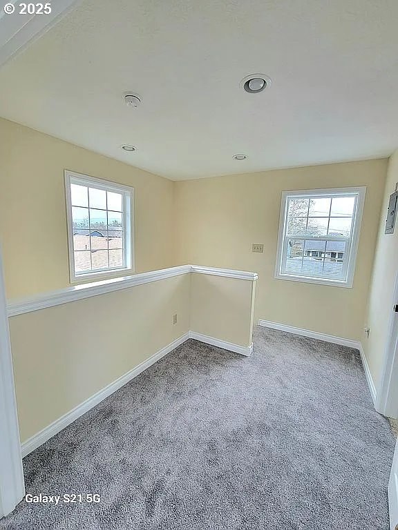 2525 Pine St, Seaside, OR 97138 - unfurnished room featuring carpet, baseboards, and recessed lighting