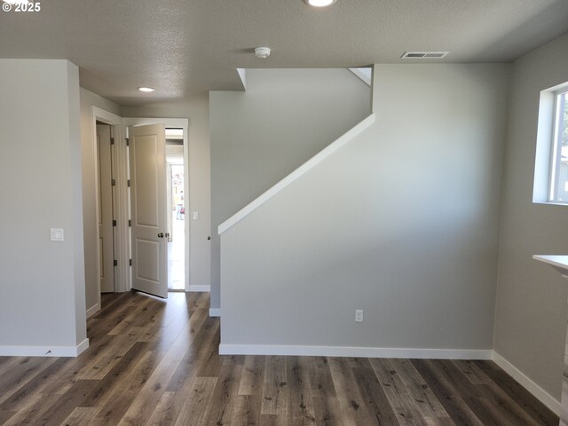 2911 Olympic St Unit 25, Woodburn, OR 97071 - unfurnished bedroom featuring carpet, visible vents, a closet, and baseboards