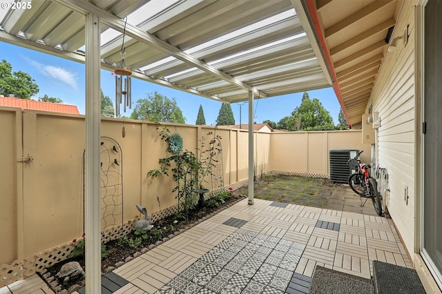 2112 SE 148th Pl, Portland, OR 97233 - fenced backyard featuring a patio area