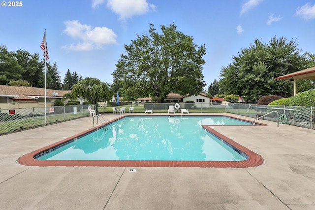 2112 SE 148th Pl, Portland, OR 97233 - community pool with a patio area