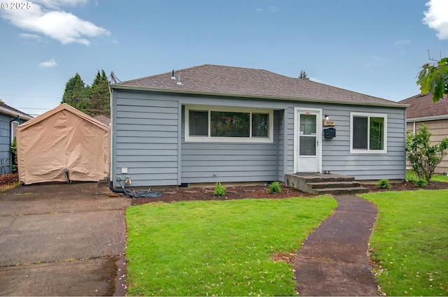 view of front of home featuring a front yard