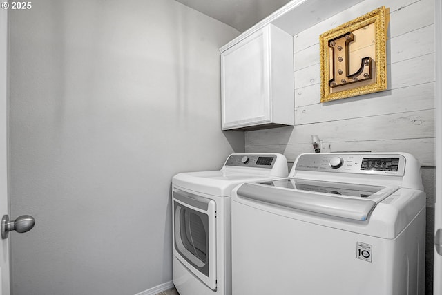 417 W Kemper Crest Dr, Newberg, OR 97132 - laundry area featuring cabinet space and washer and dryer