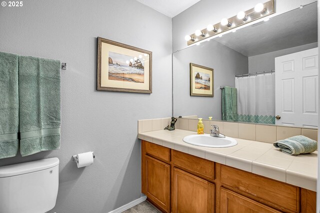 full bath with vanity, baseboards, toilet, and curtained shower