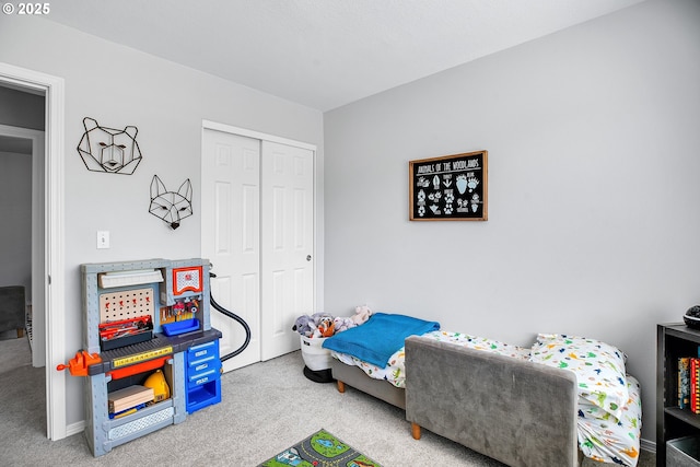 bedroom featuring carpet flooring and a closet