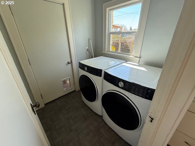 351 Juniper St, Junction City, OR 97448 - clothes washing area featuring washer and clothes dryer and laundry area