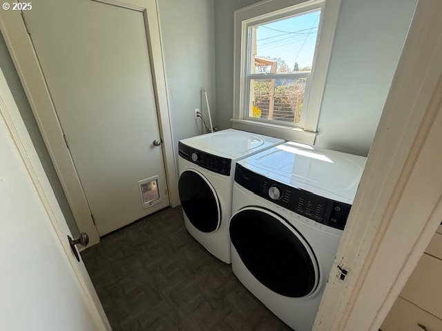 351 Juniper St, Junction City, OR 97448 - laundry room featuring washing machine and dryer and laundry area