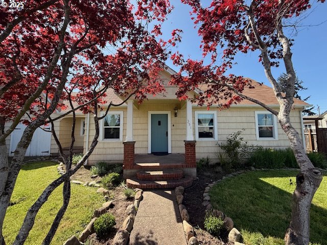 351 Juniper St, Junction City, OR 97448 - view of front of house featuring a front yard and fence