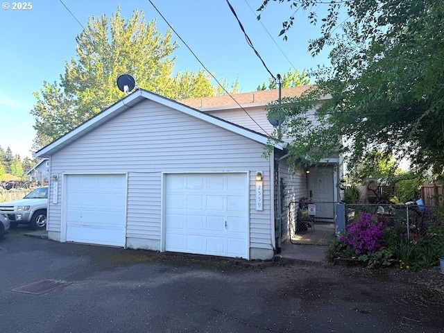 2559 SE 87th Ave, Portland, OR 97266 - detached garage with fence
