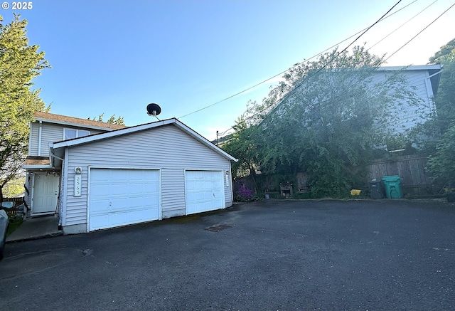 2559 SE 87th Ave, Portland, OR 97266 - garage with fence