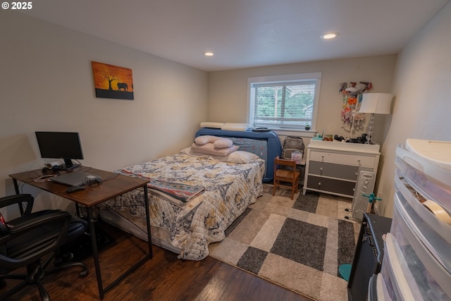 1727 E Washington Ave, Cottage Grove, OR 97424 - bedroom featuring wood finished floors, recessed lighting, and a desk
