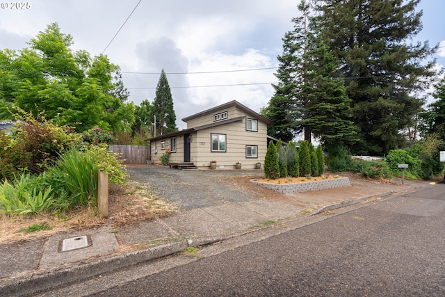 1727 E Washington Ave, Cottage Grove, OR 97424 - bungalow-style home with driveway