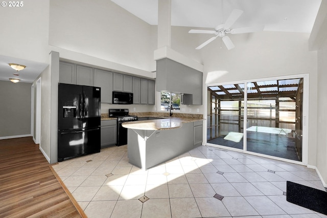 kitchen with sink, ceiling fan, gray cabinetry, black appliances, and kitchen peninsula