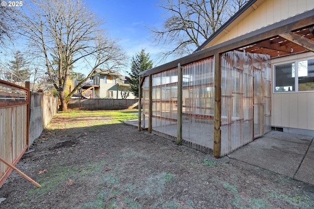 view of yard featuring an outbuilding